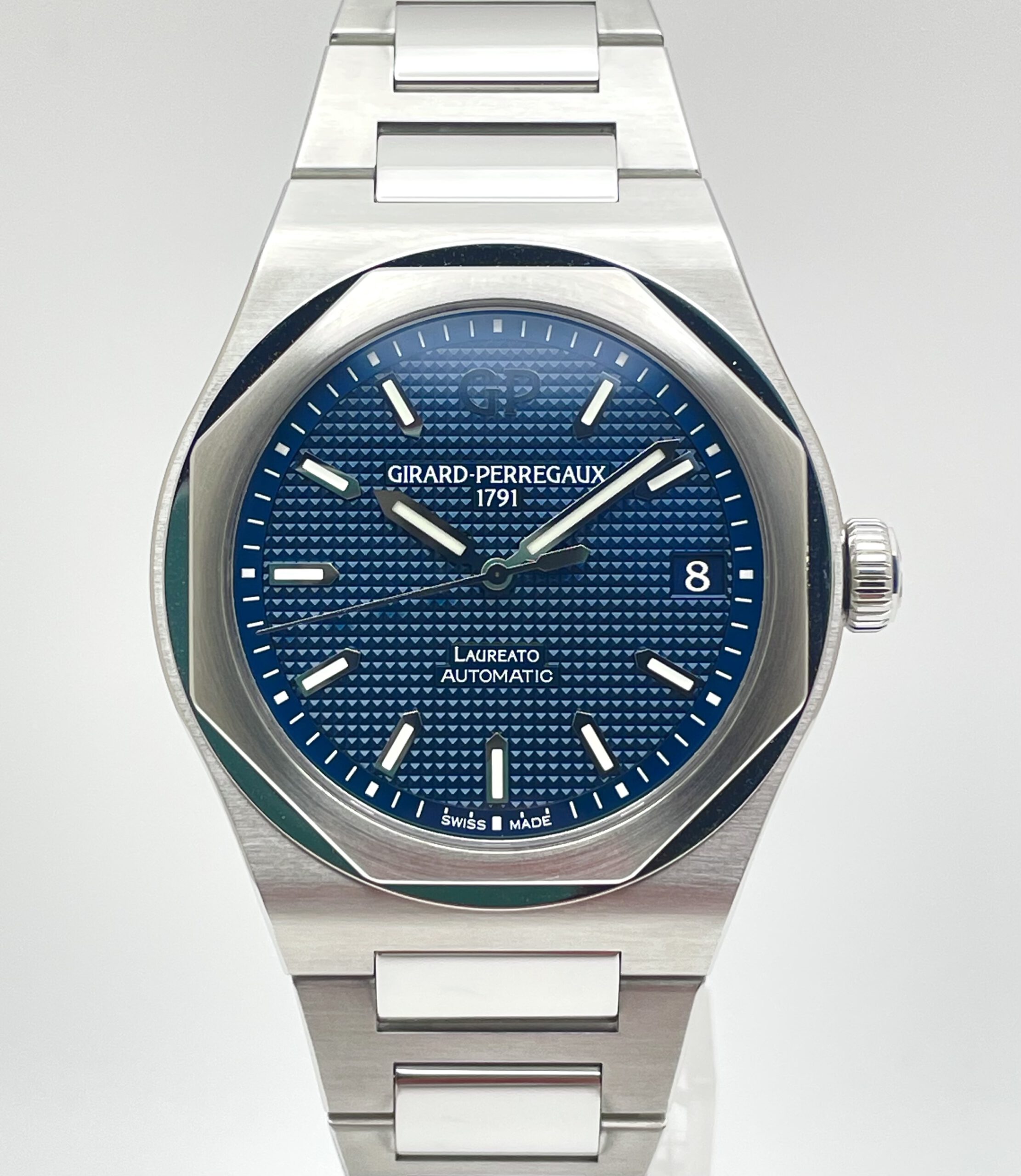 Girard Perregaux Laureato 42mm - 81010-11-431-11A - Full Set aus 04/2023 - Garantie bis 04/2028