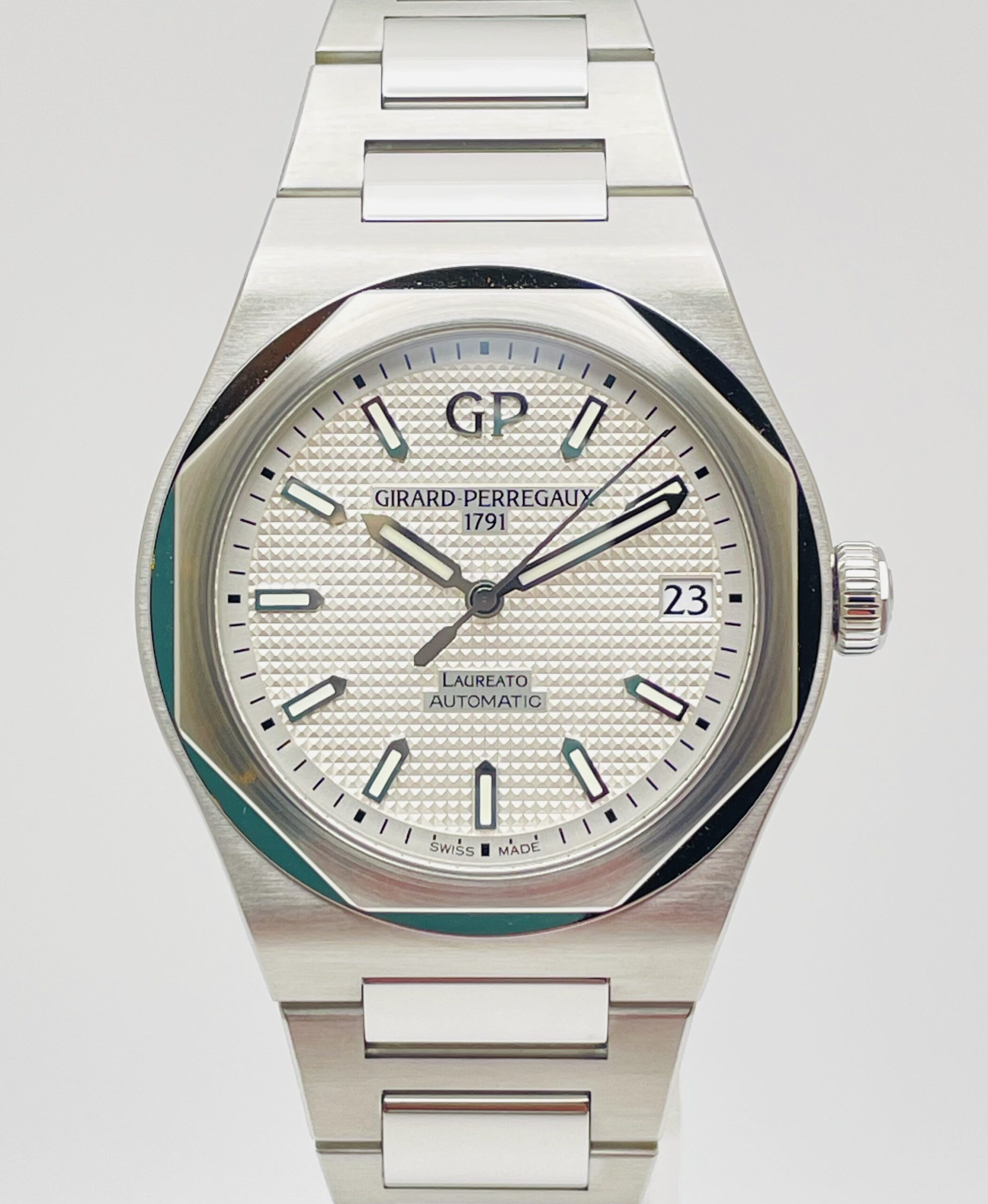 Girard Perregaux Laureato 42mm - 81010-11-131-11A - Full Set aus 07/2023 - ungetragen